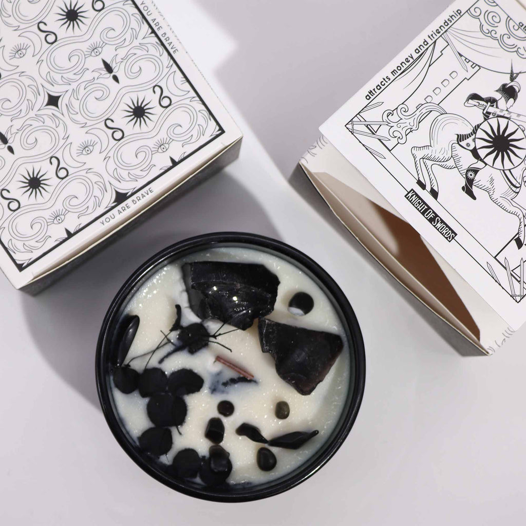 Hop Hare - Crystal Magic Kerze „The King of Swords“ - Zedernholz & Schwarzer Obsidian