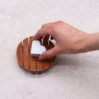Mahagoni-Seifenschale – rund mit Lamellendesign – handgemacht & nachhaltig