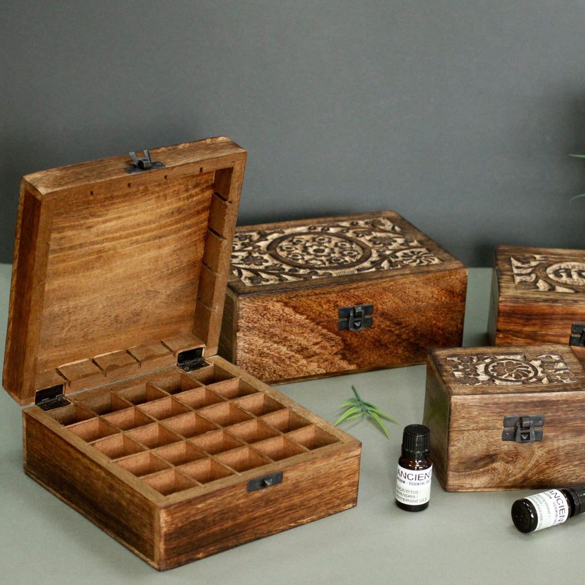 Aufbewahrungsbox für ätherische Öle aus Mangoholz – 25 Fläschchen