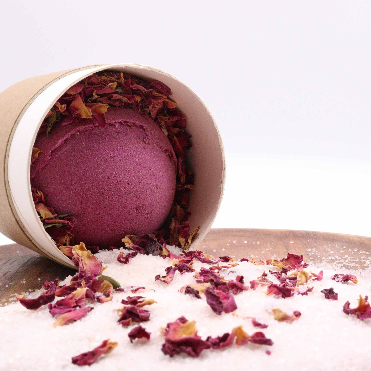 Badebombe „Cupid’s Self Care“ mit Ylang-Ylang & Rosenblüten – wohltuende Wärme