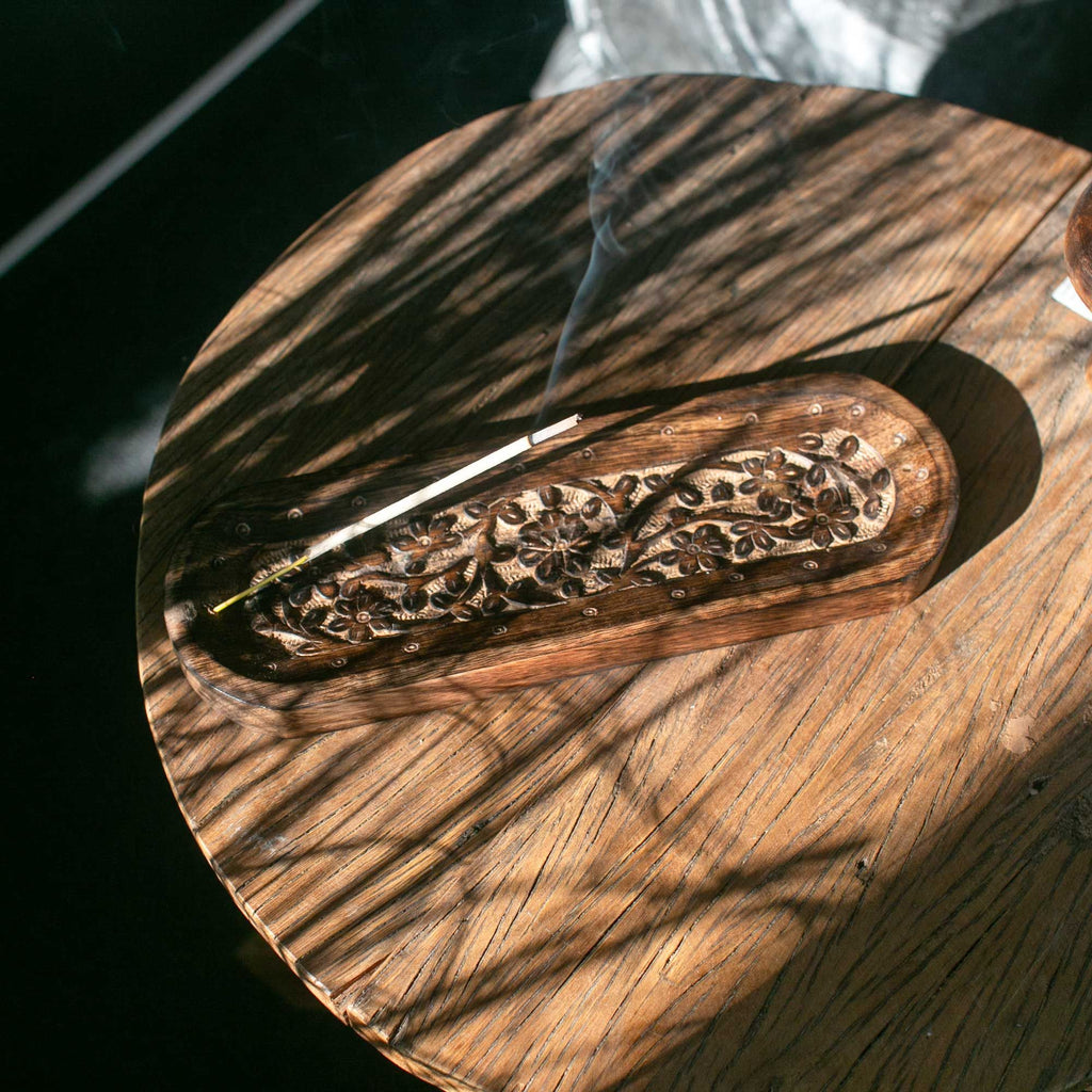 Räucherstäbchenhalter aus Mangoholz mit Blumenmotiv, groß